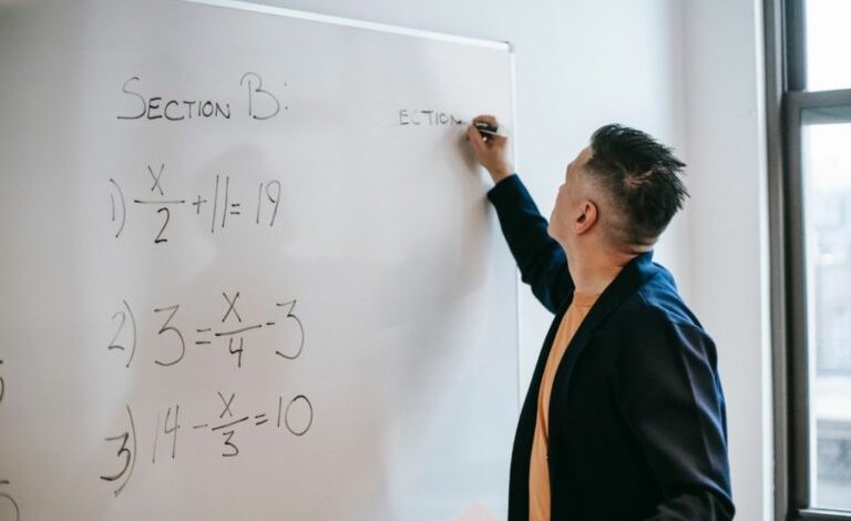 Online math teacher: offering his services to give private lessons