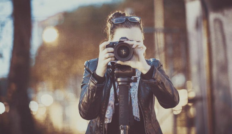 What are the main missions of a professional photographer?