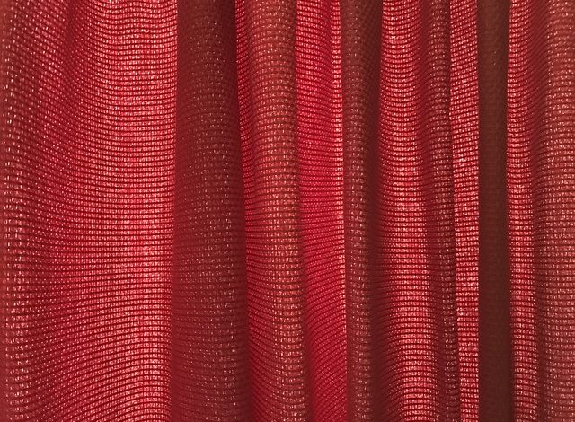 Red curtains in a room: tips for successful decoration